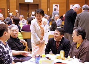 参加者と歓談する畠山議員（右から2人目）と吉岡さん（中央）