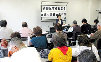 札幌市政の問題点を報告する池田市議と熱心に聞く参加者