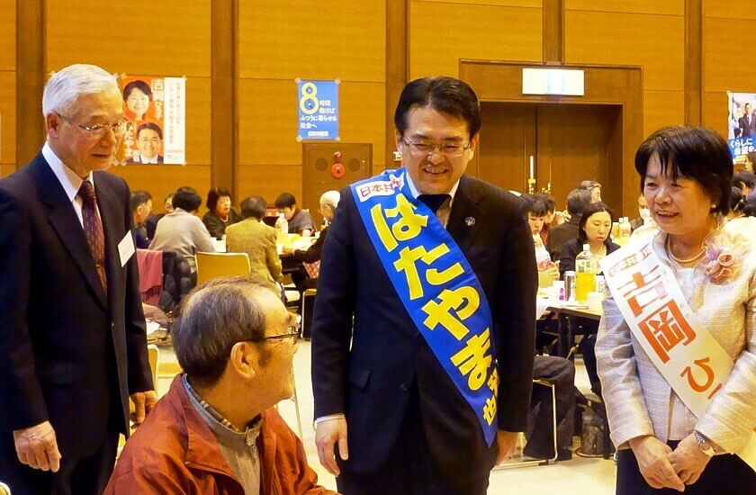 田中後援会長（左端）の案内で参加者と歓談するはたやまさんと吉岡さん