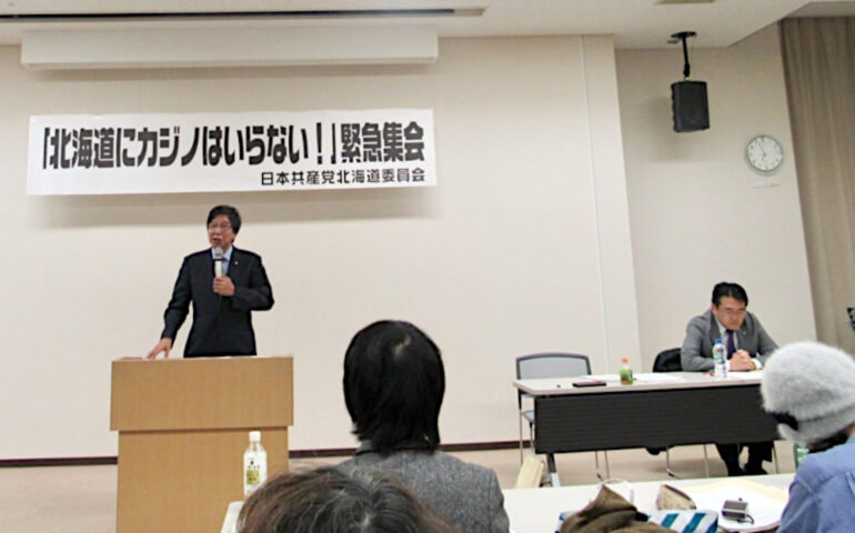 「札幌の高齢者が狙われている」とカジノの危険性を報告する大門議員と畠山さん