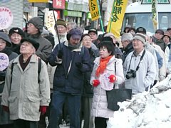 吉岡さんも清田区から参加した人たちと行進