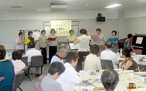 新婦人清田支部コーラスグループ「コモド」と北海道合唱団のアンサンブル「チニタ」の合唱