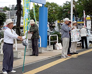 「核兵器廃絶」、「憲法九条守ろう」の署名を呼びかける清田区革新懇の人たち