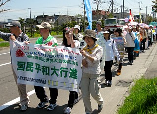 清田区内を進む「平和行進」
