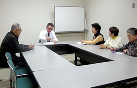 吉岡さん（右から3人目）らが区役所の担当者と懇談