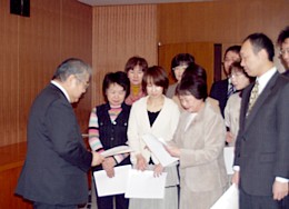 上田市長（左端）に要望書を渡す市議団、市議候補ら＝15日
