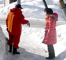 通学路の除雪問題で里塚地域を視察する吉岡さん