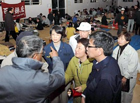 仙台市若林区の避難所（六郷中学校）で話をきく紙、大門議員