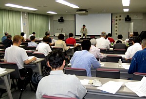 ������t�̍u����M�S�ɕ����v�V�������c�̈���