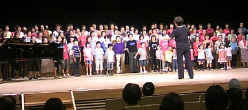 全体会での母親合唱団と子どもたちの歌