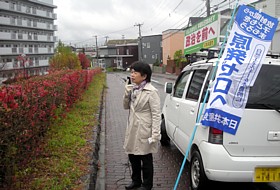 札幌市の行財政改革推進プランの問題を市住入居者に説明する吉岡さん