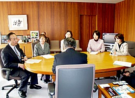 上田市長（手前）に申し入れする（左から）宮川、井上、坂本、伊藤、小形の各市議