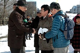 麻田元副知事と握手を交わすはたやまさん