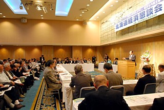 志位和夫委員長の報告を聞く北海道経済懇談会の参加者