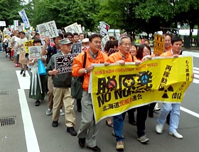 「再稼動反対」と道庁に向かう北海道反原発連合のデモ行進
