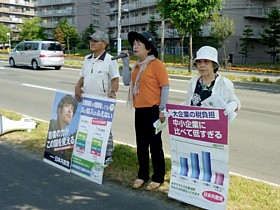 「東京では『国会大包囲』行動が。声を合わせて原発ゼロの社会をつくりましょう」と呼びかける吉岡さんら
