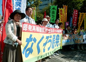 集会で党札幌市議団の隊列に加わる吉岡さん