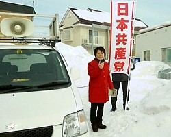 雪の住宅街で訴える吉岡ひろ子党居宅市政相談室長