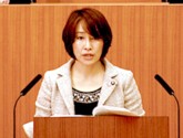 札幌市予算に反対の討論を行う小形市議