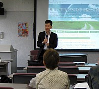 清田区革新懇総会で講演する神保弁護士