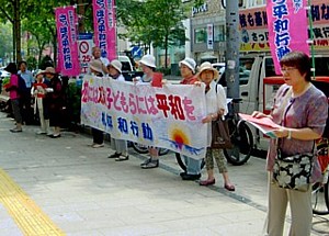 札幌中心街で複製した「赤紙」を配りながら侵略戦争の悲劇を繰り返してはならないと訴える人たち