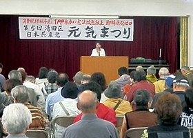 会場いっぱいの参加者を前に、市議選での議席獲得へ決意をのべる吉岡さん