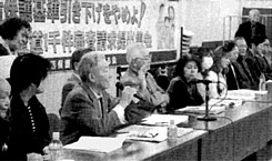 報告集会で決意や感想を述べ合う意見陳述人ら=18日、札幌