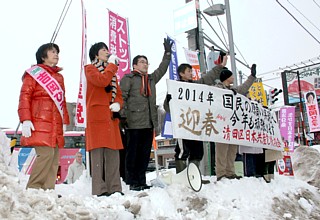 清田区の元日宣伝で訴える紙智子参院議員（左から２人目）ら