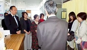 日本共産党市議団に福祉灯油の実現を要請する人たち