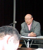 戦前の日本の歴史について組合員に話す講師の平田さん