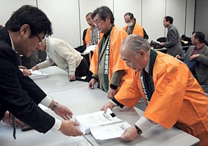 北海道厚生局に審査請求書を提出する年金者組合員ら＝１月31日