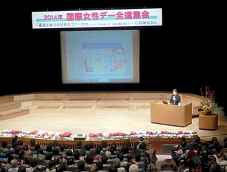 「自民党の支持基盤は動揺。しっかり学び、がんばろう」と呼びかける石川教授と熱心に聞く参加者