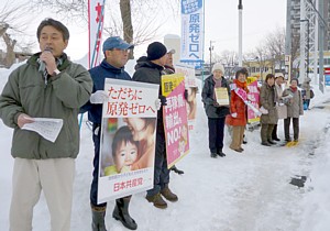 「福島の子どもたちを守ろう」と訴える多田後援会事務局次長と後援会員ら
