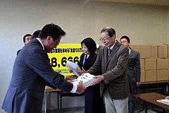 署名を提出する「さようなら原発1000万人アクション北海道」の人たち