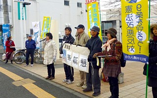 「日本を『戦争する国』にしようとする安倍政権の暴走にストップを」と訴える吉岡ひろ子さんと革新懇の人たち