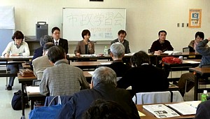 札幌市政の課題と党市議団の活動について報告する小形市議と吉岡（右端）、池田（左端）、かみや（その右）の各市議候補