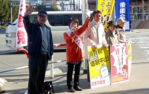 「札幌市政を市民のくらしに寄りそうものに転換するためがんばります」とのべる吉岡さんと後援会員