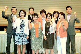 前列左から坂本、吉岡、小形、伊藤、２列目左から田中、かみや、太田、池田、村上各市議候補