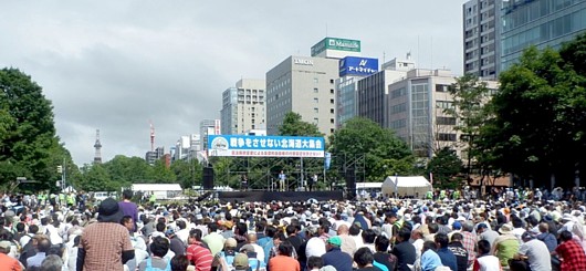 広場をいっぱいにした集会参加者＝６月28日、大通公園