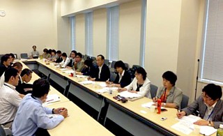 厚労省（左側）の担当者と交渉する札幌市議・候補ら。右から2人目に吉岡ひろ子さん