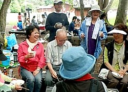 参加者と談笑する吉岡ひろ子さん（左端）