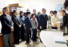 北電に申し入れ書と署名を渡す吉岡さん（前列左から５人目）ら議員候補
