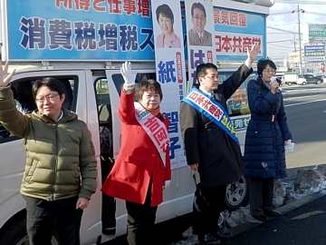 駆けつけた30人を超える支持者を前に、来たるべき解散・総選挙で前進する決意をのべる吉岡ひろ子さん