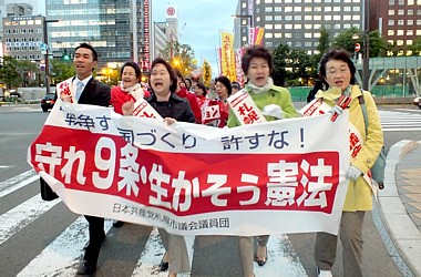 退勤時デモに参加した日本共産党札幌市議団