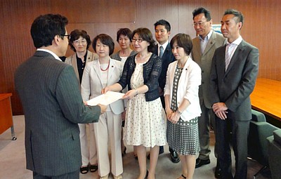 秋元市長（左）に要望書を渡す市議団