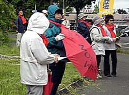 赤いネッカチーフをつけ宣伝する平岡後援会の人たち