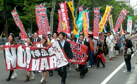 紙議員、畠山議員（２列目）も参加した戦争法案反対のデモ