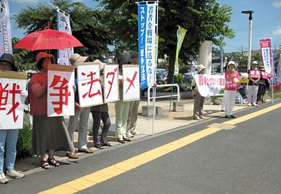 戦争法案阻止を訴える革新懇の人たち