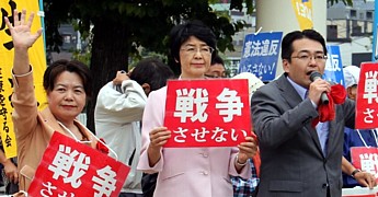 国会報告をする日本共産党の畠山議員と（左へ）紙議員、司会の吉岡ひろ子市政相談室長