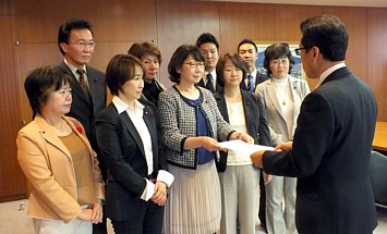 秋元市長に要望書を提出する党札幌市議団。左端は吉岡さん